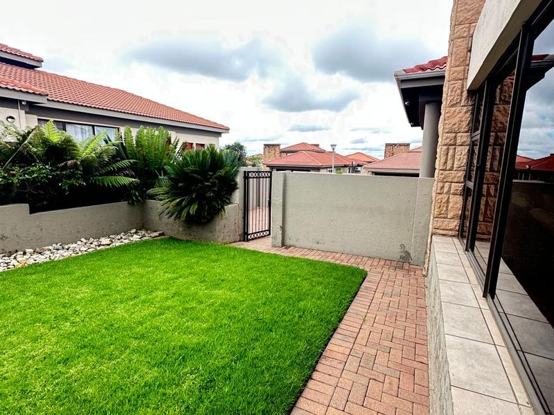 Charming 3 Bedroom Home in the heart of Arabella - Photo 5