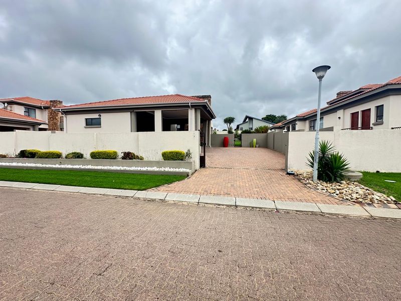 Charming 3 Bedroom Home in the heart of Arabella - Photo 2