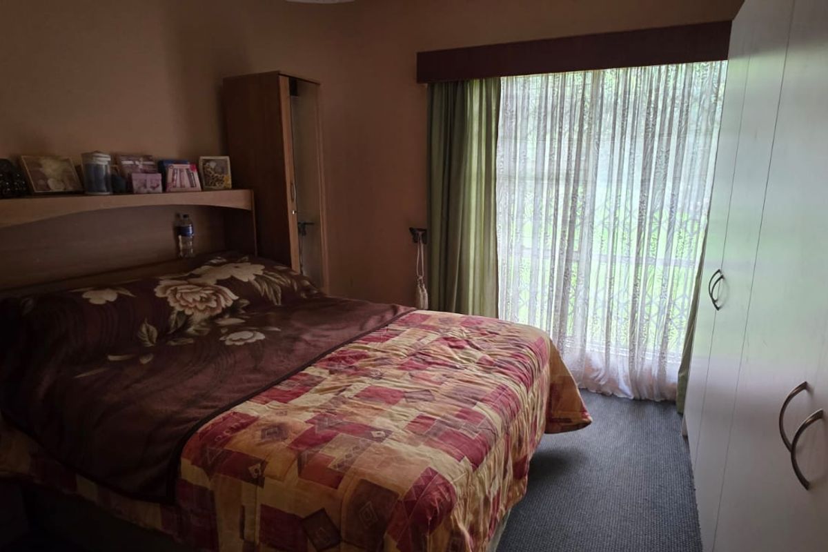 Prime Investment Opportunity – Spacious Multi-Functional Family Home - Photo 2