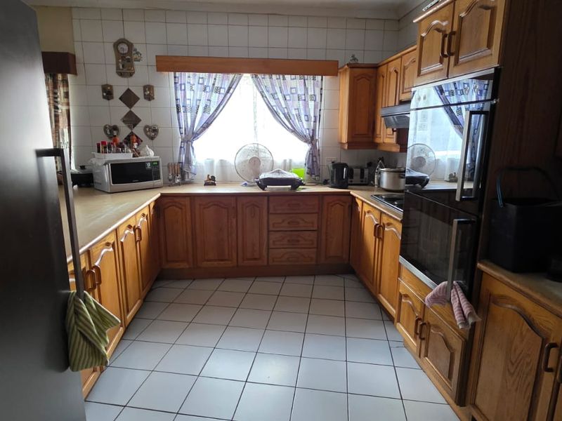 Prime Investment Opportunity – Spacious Multi-Functional Family Home - Photo 7