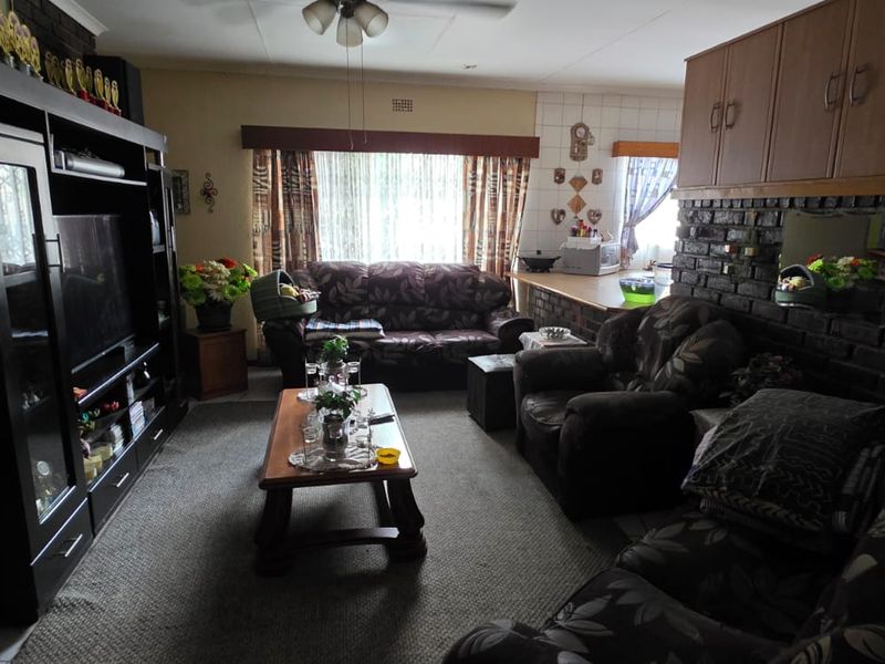 Prime Investment Opportunity – Spacious Multi-Functional Family Home - Photo 6