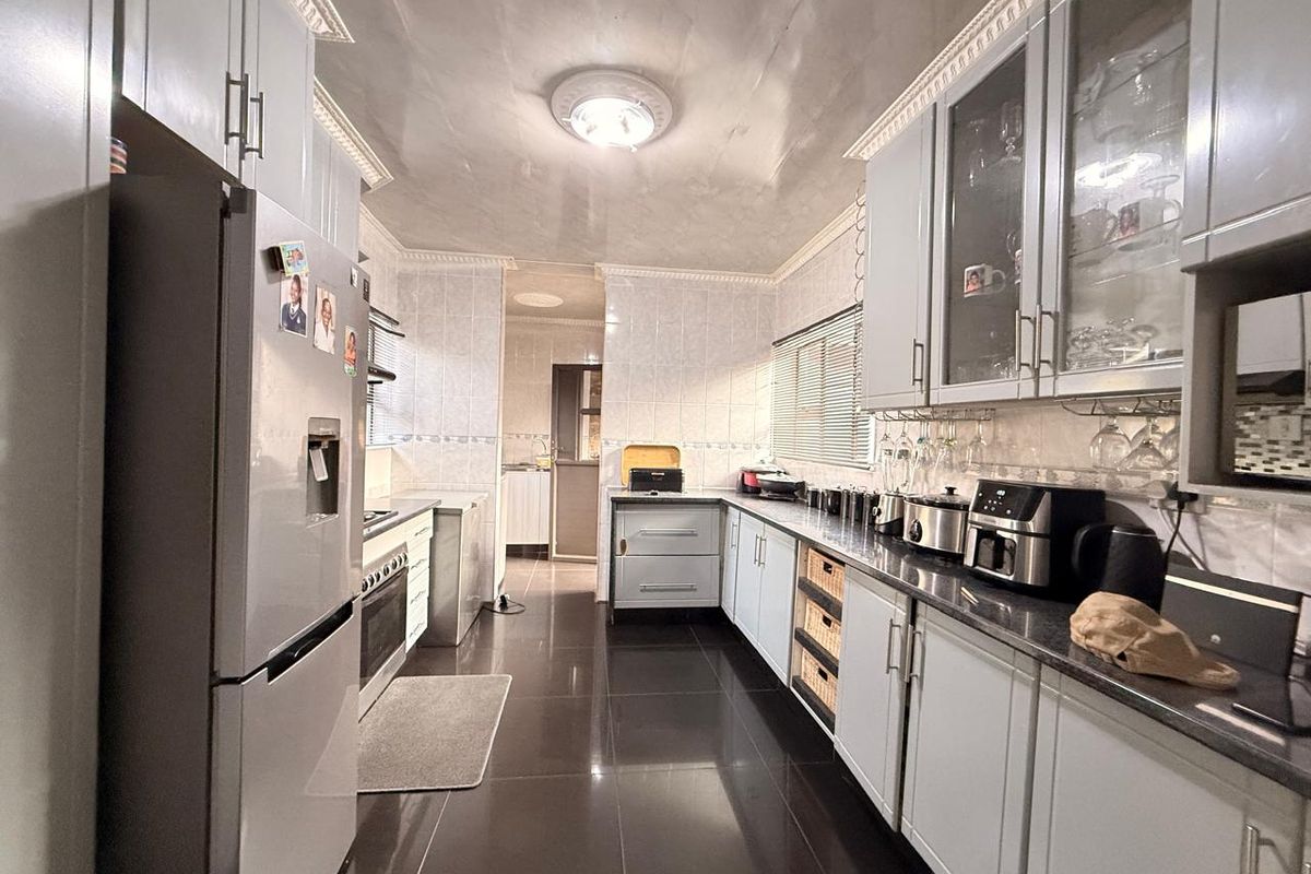 Two Thousand square Signal Hill Property - Photo 4