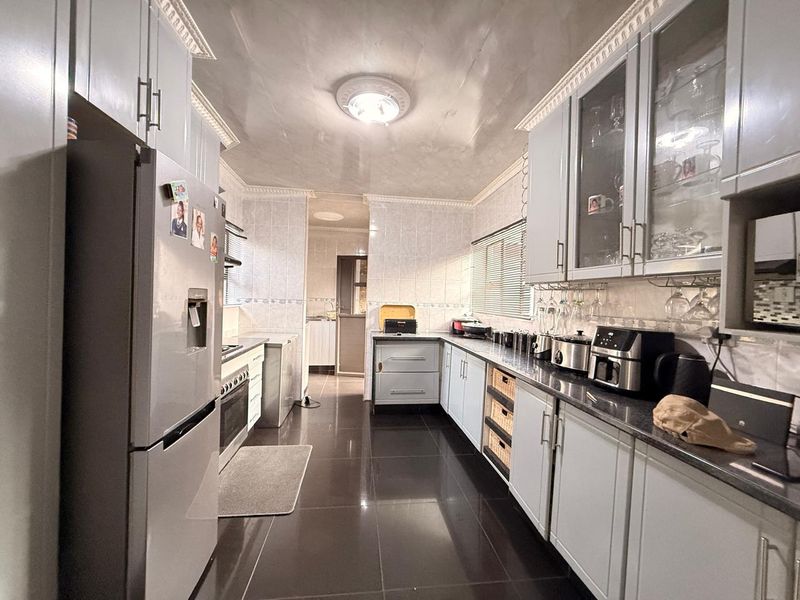 Two Thousand square Signal Hill Property - Photo 4