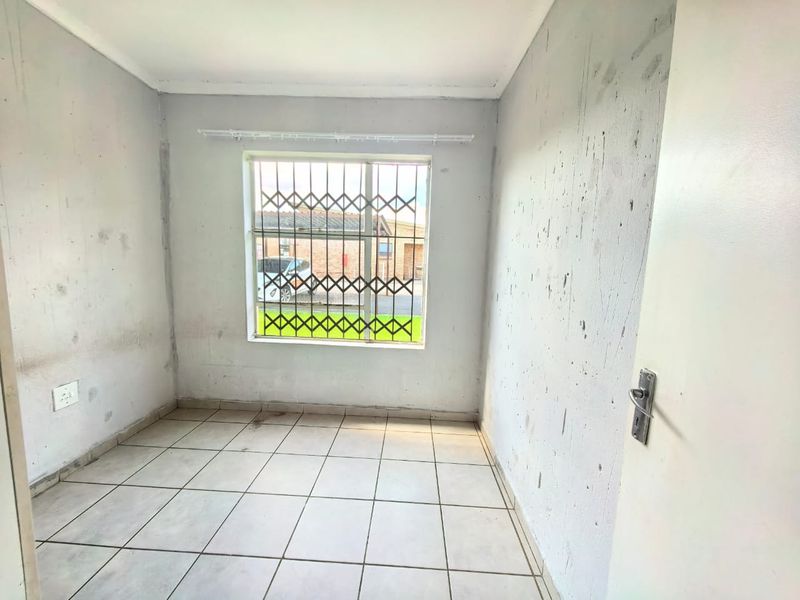 Neat, price to go, face brick townhouse for sale in Vanderbijlpark walking distance to the Vaal Mall - Photo 10