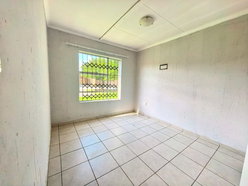 Neat, price to go, face brick townhouse for sale in Vanderbijlpark walking distance to the Vaal Mall - Photo 9