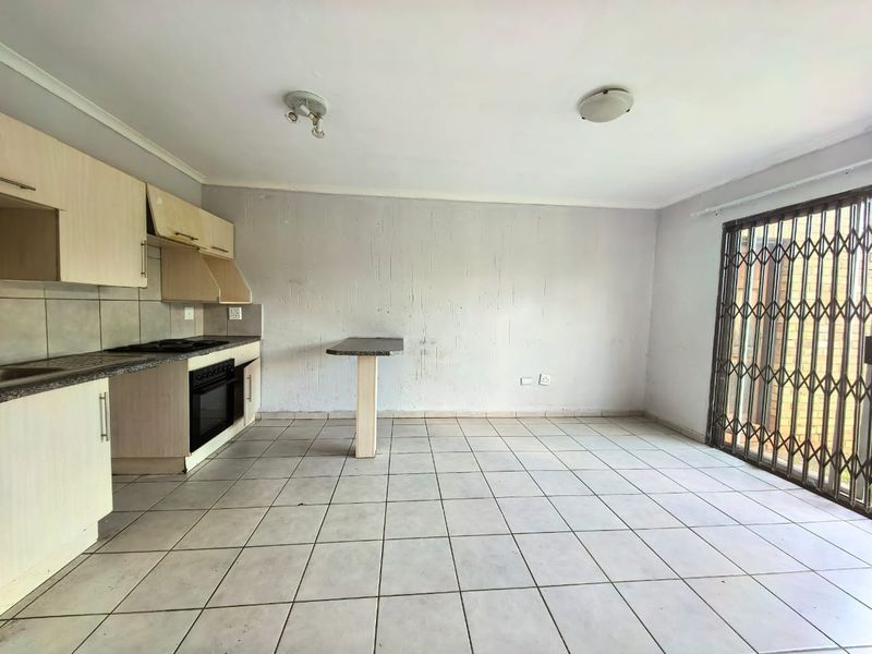 Neat, price to go, face brick townhouse for sale in Vanderbijlpark walking distance to the Vaal Mall - Photo 7