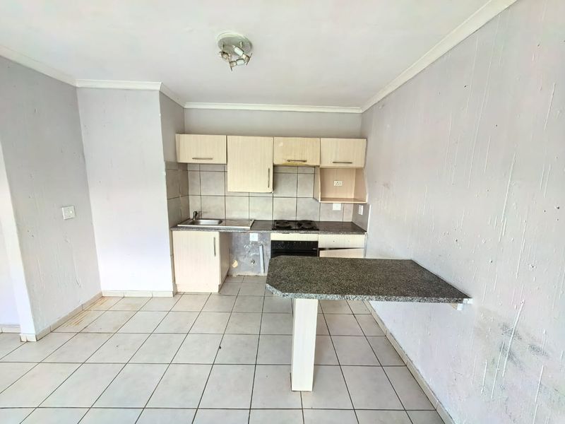Neat, price to go, face brick townhouse for sale in Vanderbijlpark walking distance to the Vaal Mall - Photo 6