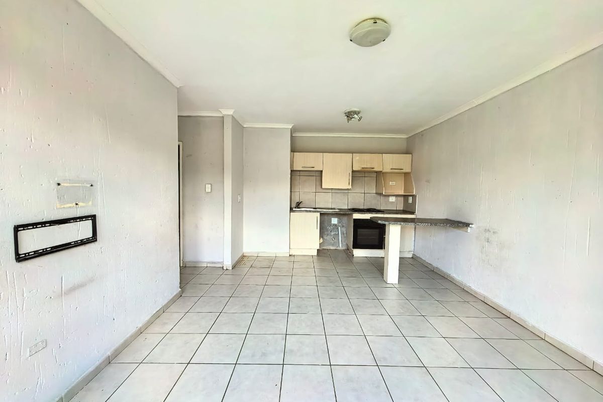 Neat, price to go, face brick townhouse for sale in Vanderbijlpark walking distance to the Vaal Mall - Photo 3