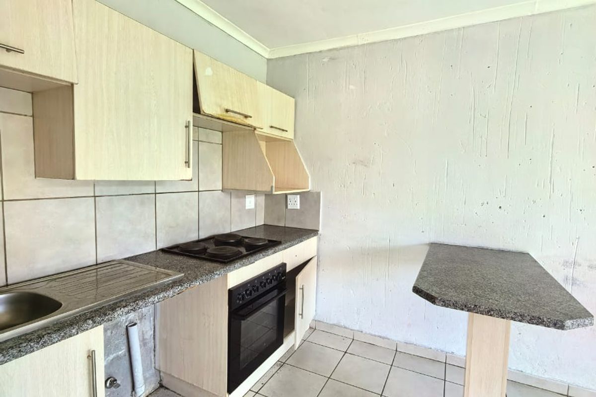 Neat, price to go, face brick townhouse for sale in Vanderbijlpark walking distance to the Vaal Mall - Photo 5