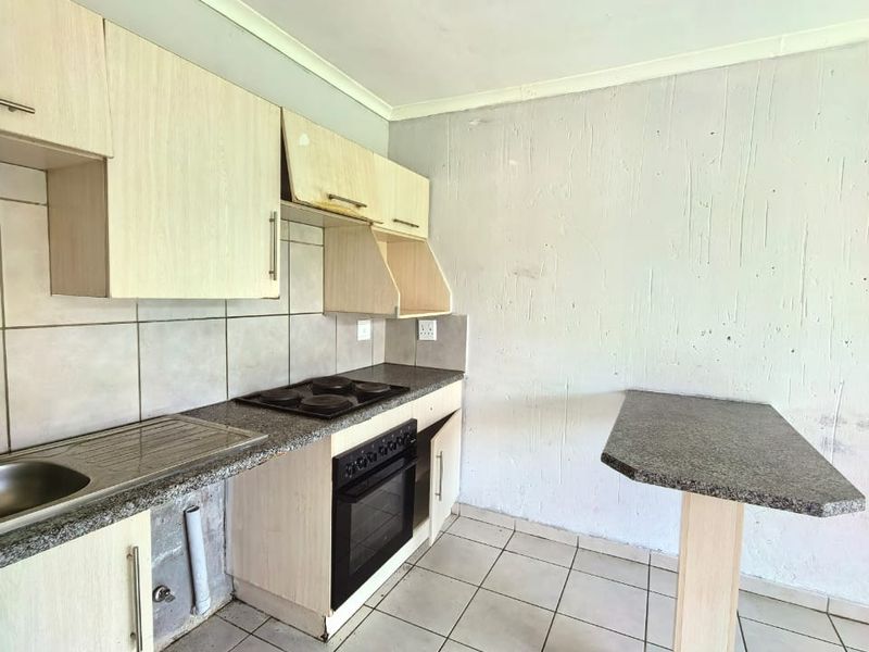 Neat, price to go, face brick townhouse for sale in Vanderbijlpark walking distance to the Vaal Mall - Photo 5