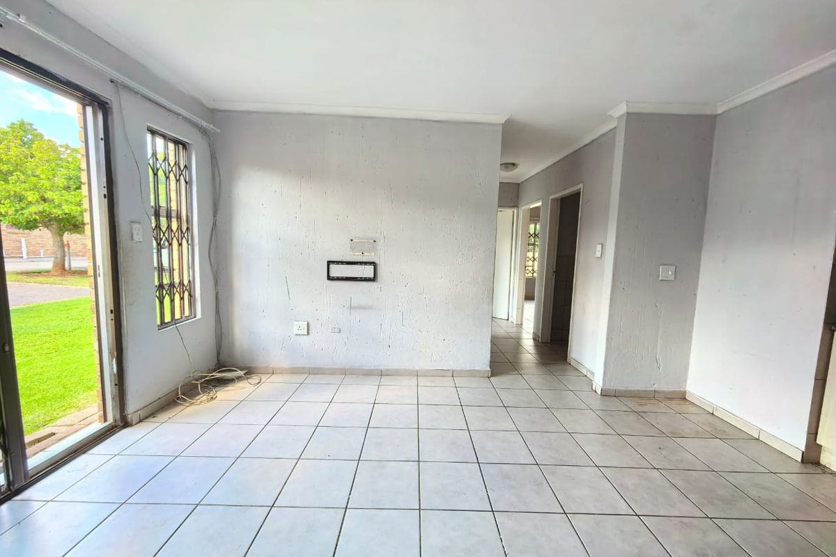 Neat, price to go, face brick townhouse for sale in Vanderbijlpark walking distance to the Vaal Mall - Photo 4