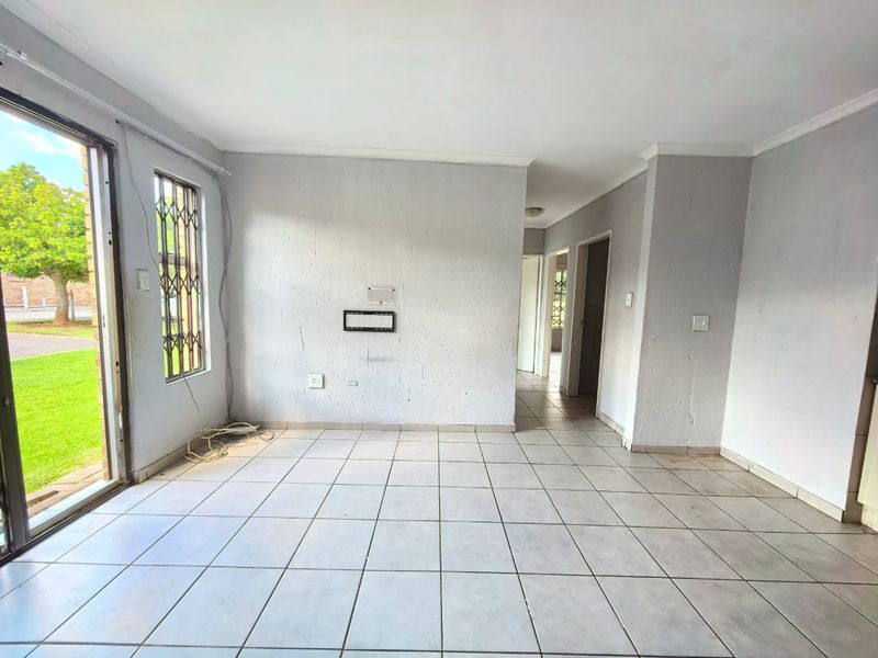 Neat, price to go, face brick townhouse for sale in Vanderbijlpark walking distance to the Vaal Mall - Photo 4