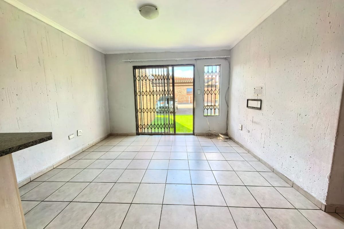 Neat, price to go, face brick townhouse for sale in Vanderbijlpark walking distance to the Vaal Mall - Photo 2