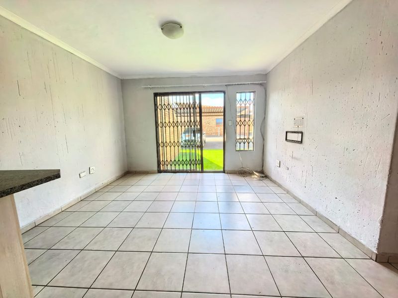 Neat, price to go, face brick townhouse for sale in Vanderbijlpark walking distance to the Vaal Mall - Photo 2