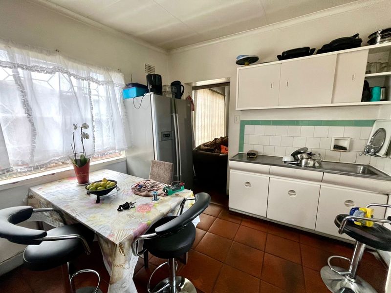 Stunning 3-Bedroom Home Offering Space and Comfort - Photo 3