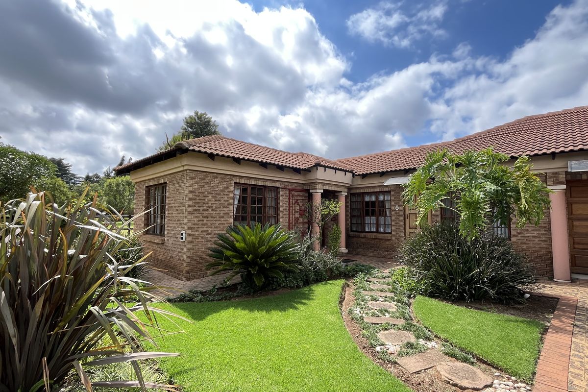 Versatile Property with Dual Living, Equestrian Facilities & Agricultural Potential - Photo 4