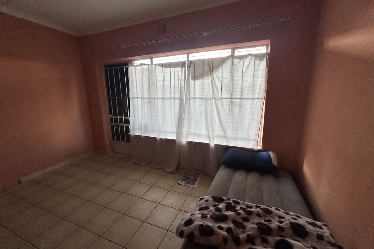 2 Bedroom upstairs apartment in Boksburg, Cason - Photo 2