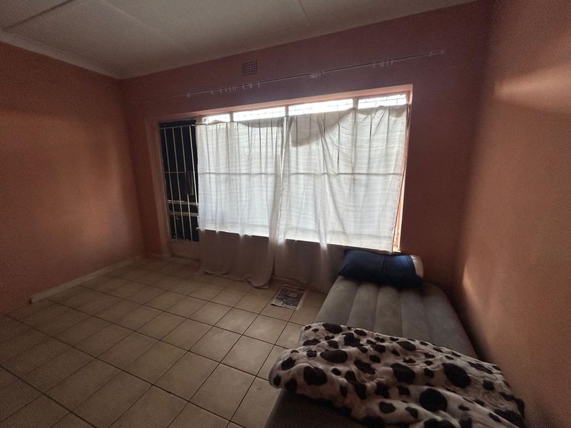 2 Bedroom upstairs apartment in Boksburg, Cason - Photo 2