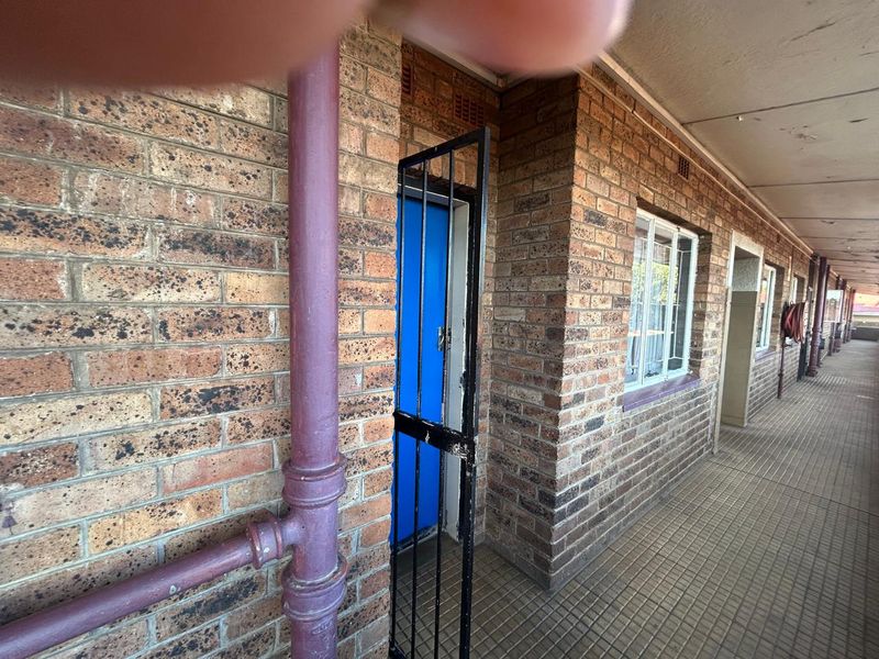2 Bedroom upstairs apartment in Boksburg, Cason - Photo 5