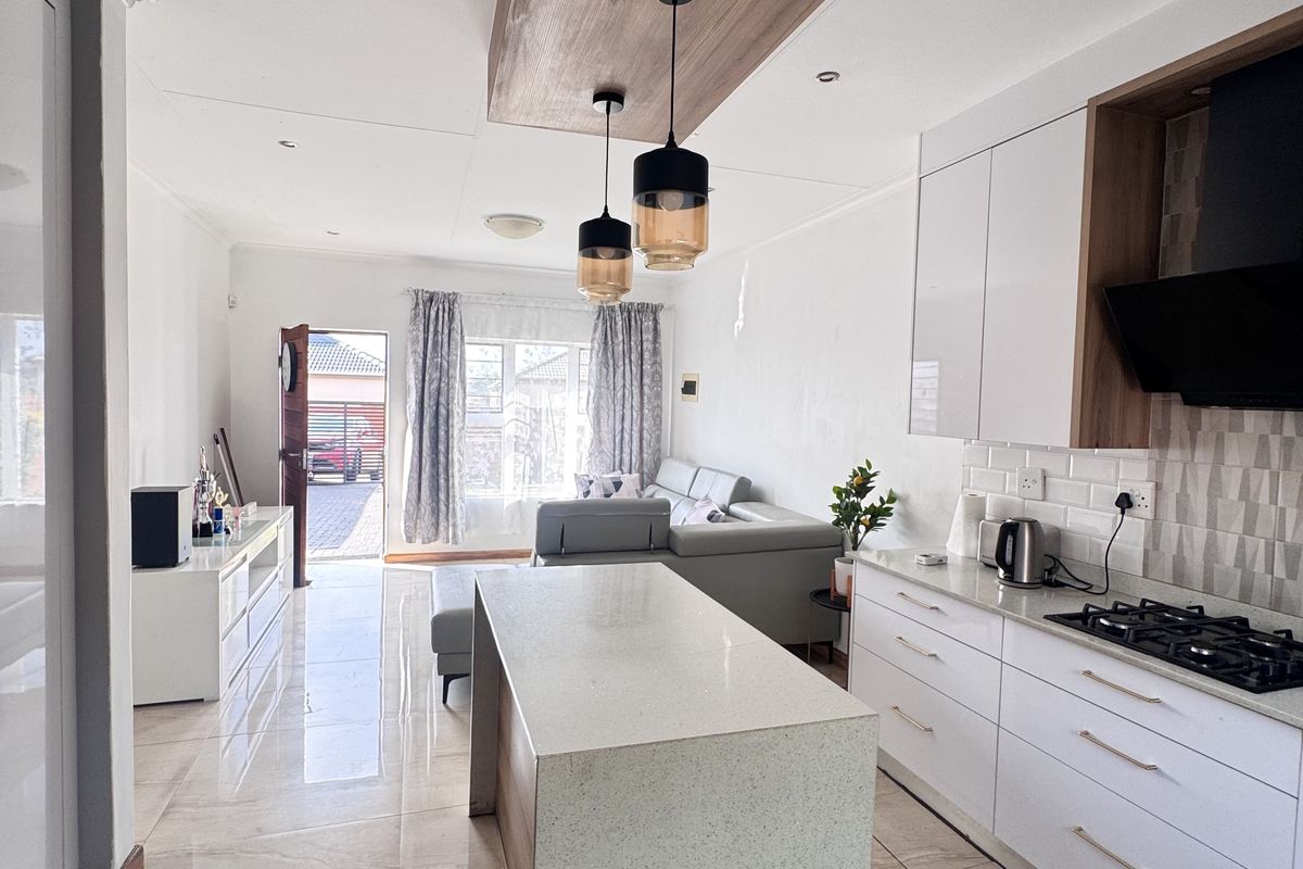 This beautiful 3-bedroom home is the perfect starter for a growing family or a professional couple l - Photo 5