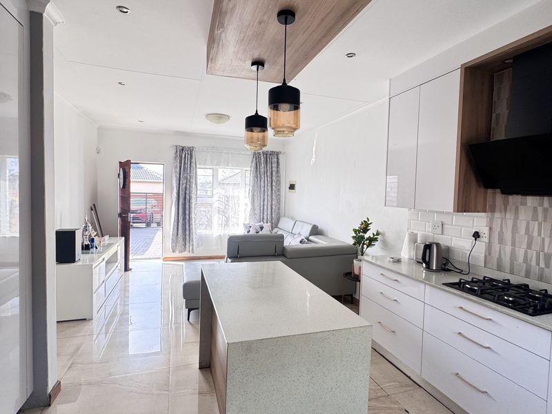 This beautiful 3-bedroom home is the perfect starter for a growing family or a professional couple l - Photo 5