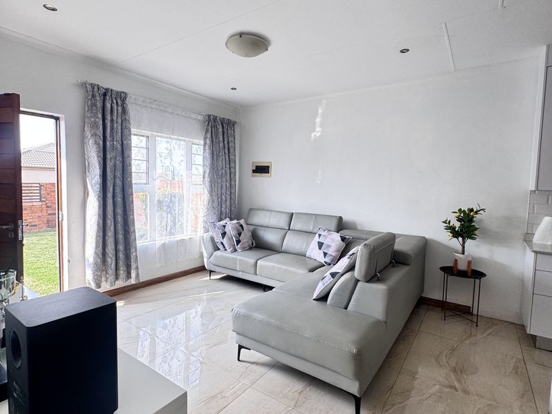 This beautiful 3-bedroom home is the perfect starter for a growing family or a professional couple l - Photo 9