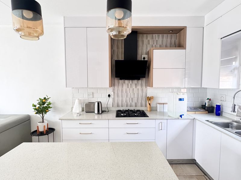 This beautiful 3-bedroom home is the perfect starter for a growing family or a professional couple l - Photo 4