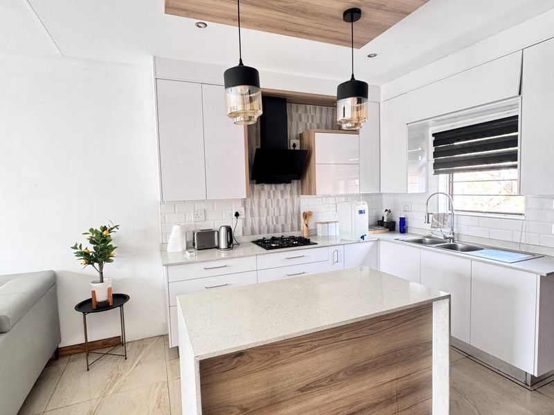 This beautiful 3-bedroom home is the perfect starter for a growing family or a professional couple l - Photo 3