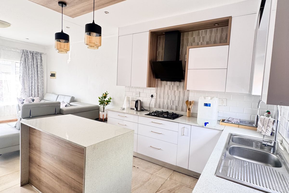 This beautiful 3-bedroom home is the perfect starter for a growing family or a professional couple l - Photo 2