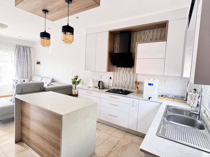 This beautiful 3-bedroom home is the perfect starter for a growing family or a professional couple l - Photo 2