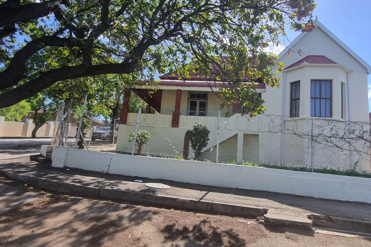 Prime Location – Walking Distance to Town! - Photo 3