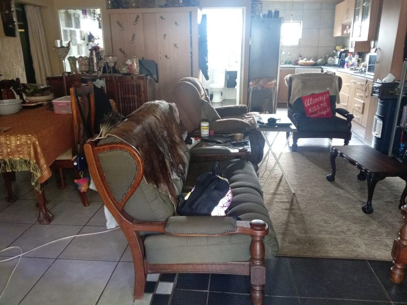 Beautiful Family Home with 2 Flatlets for Sale in Falcon Ridge, Vereeniging - Photo 10