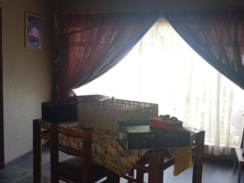 Beautiful Family Home with 2 Flatlets for Sale in Falcon Ridge, Vereeniging - Photo 9