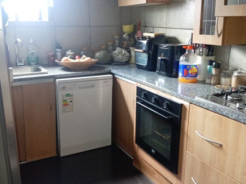 Beautiful Family Home with 2 Flatlets for Sale in Falcon Ridge, Vereeniging - Photo 7