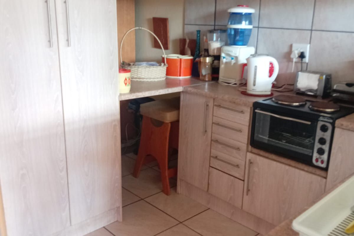 Beautiful Family Home with 2 Flatlets for Sale in Falcon Ridge, Vereeniging - Photo 2