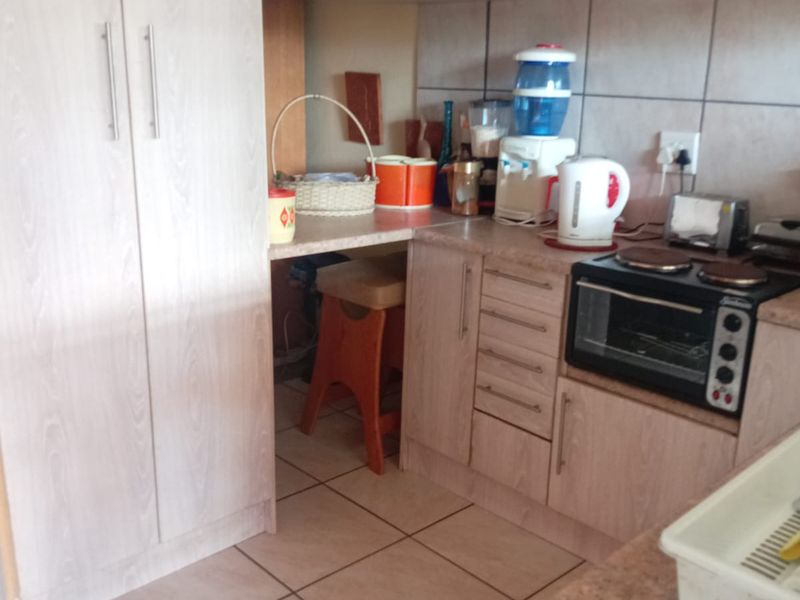 Beautiful Family Home with 2 Flatlets for Sale in Falcon Ridge, Vereeniging - Photo 2