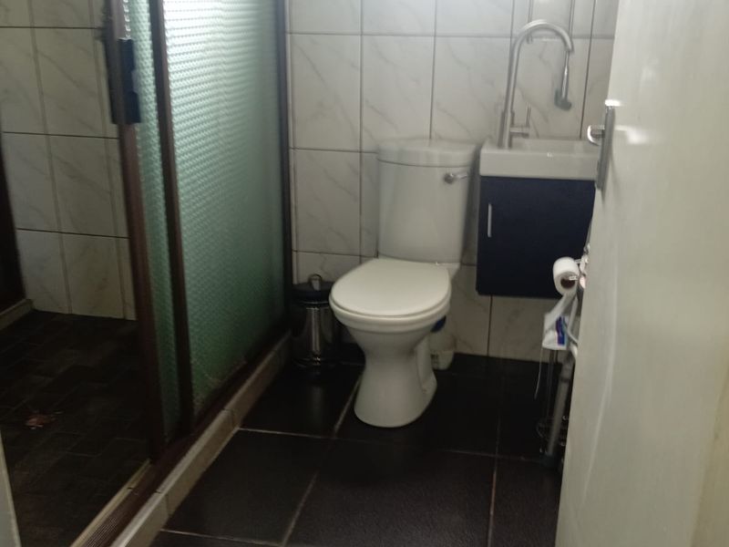 Beautiful Family Home with 2 Flatlets for Sale in Falcon Ridge, Vereeniging - Photo 6