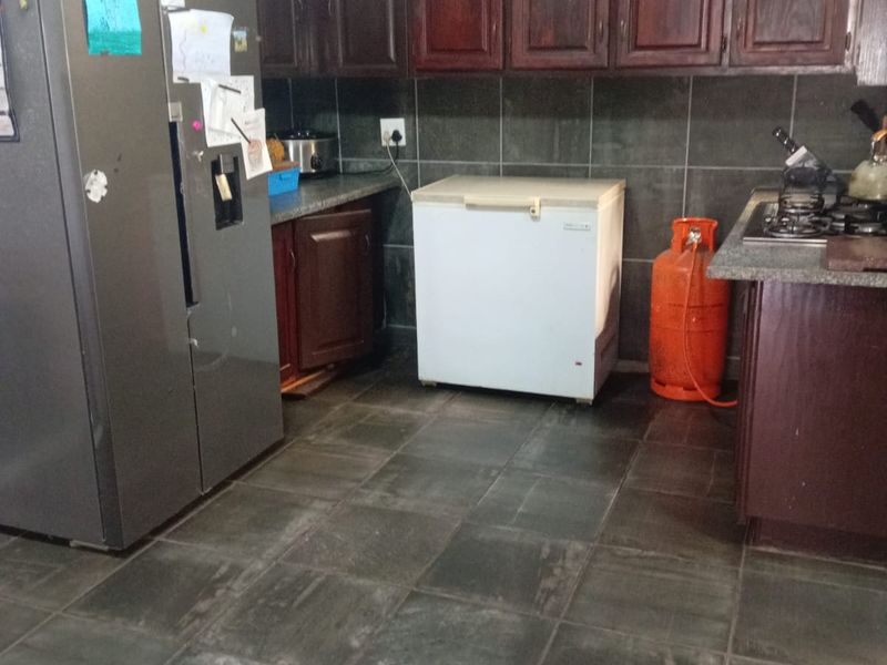 Beautiful Family Home with 2 Flatlets for Sale in Falcon Ridge, Vereeniging - Photo 3