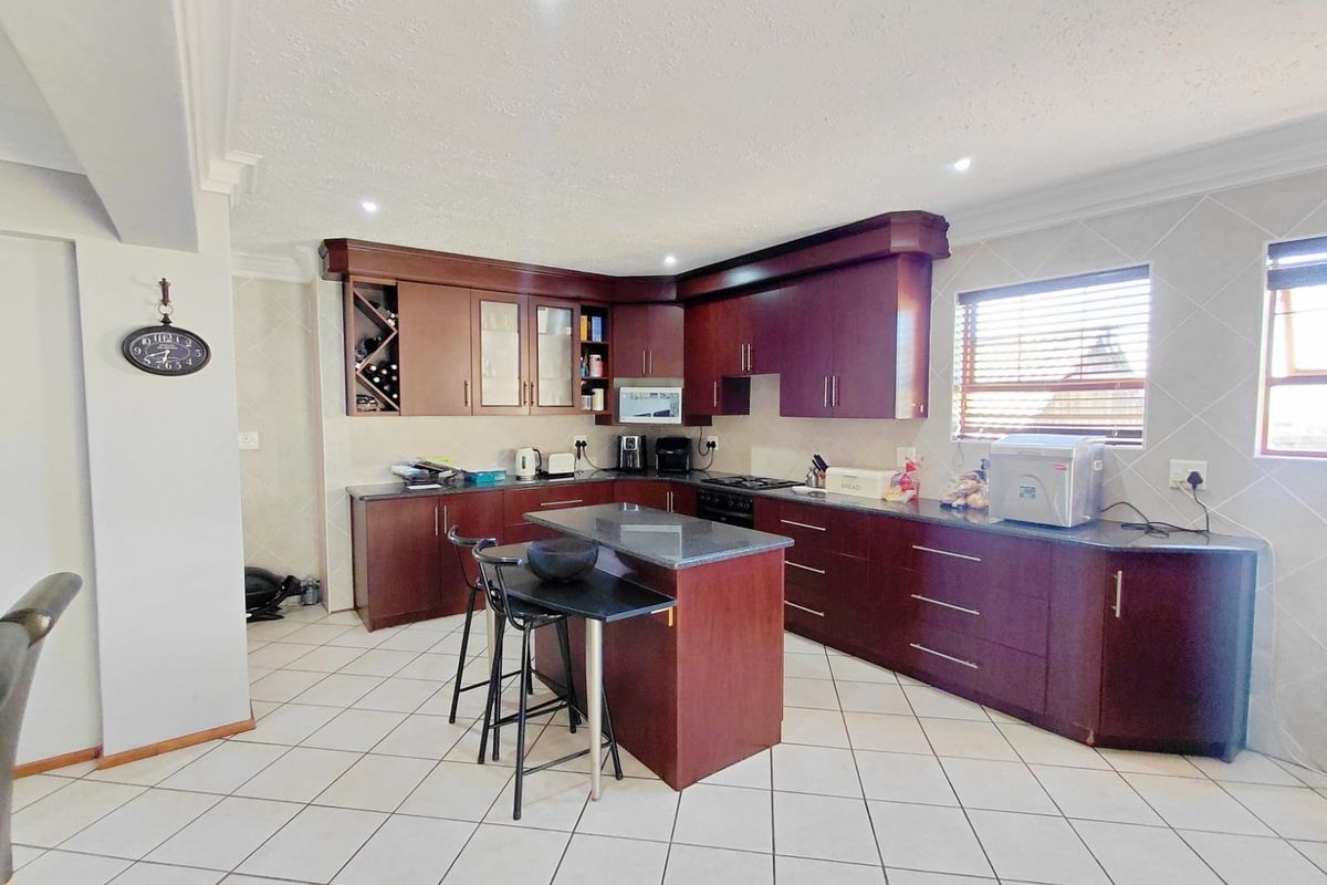 Beautiful 3 Bedroom Double-Storey Family Home in Bendor - Photo 5