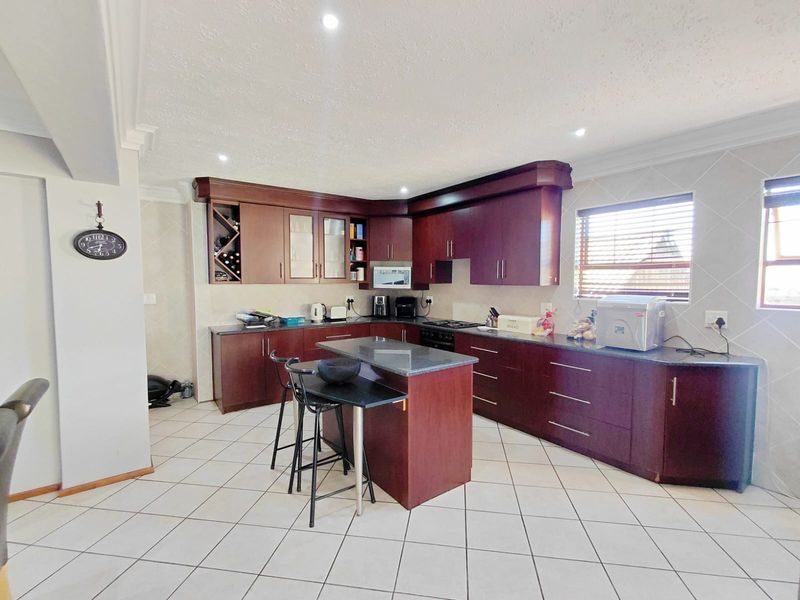 Beautiful 3 Bedroom Double-Storey Family Home in Bendor - Photo 5