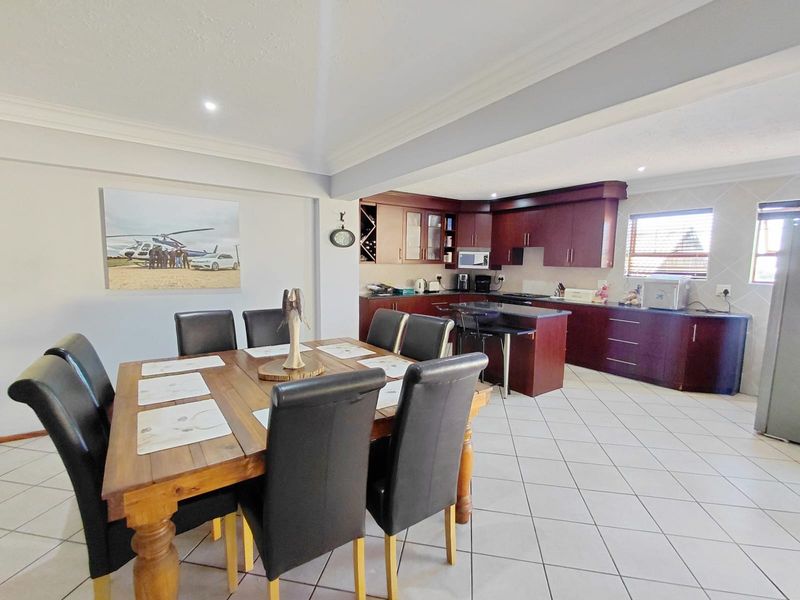 Beautiful 3 Bedroom Double-Storey Family Home in Bendor - Photo 8