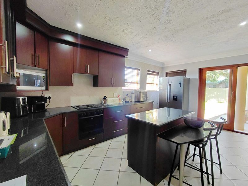 Beautiful 3 Bedroom Double-Storey Family Home in Bendor - Photo 7