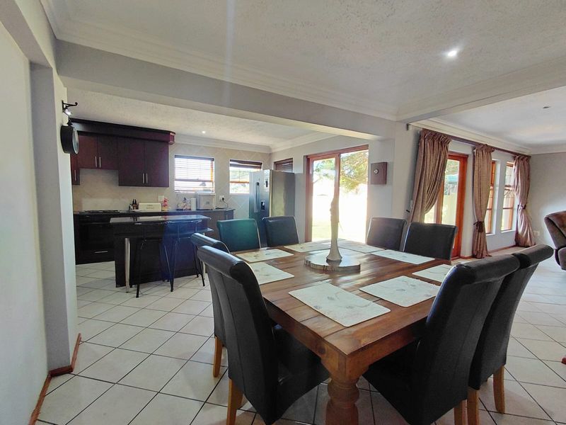 Beautiful 3 Bedroom Double-Storey Family Home in Bendor - Photo 9