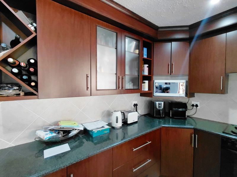 Beautiful 3 Bedroom Double-Storey Family Home in Bendor - Photo 6