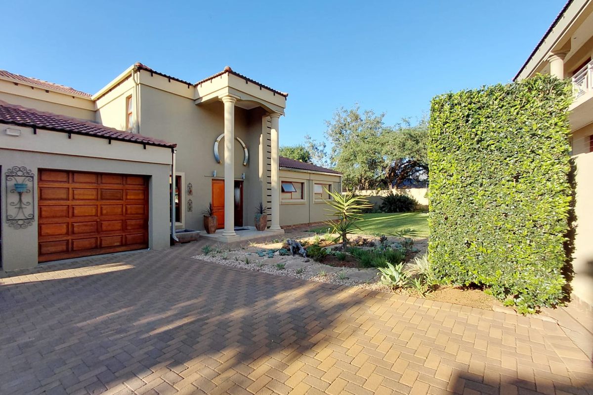 Beautiful 3 Bedroom Double-Storey Family Home in Bendor - Photo 2