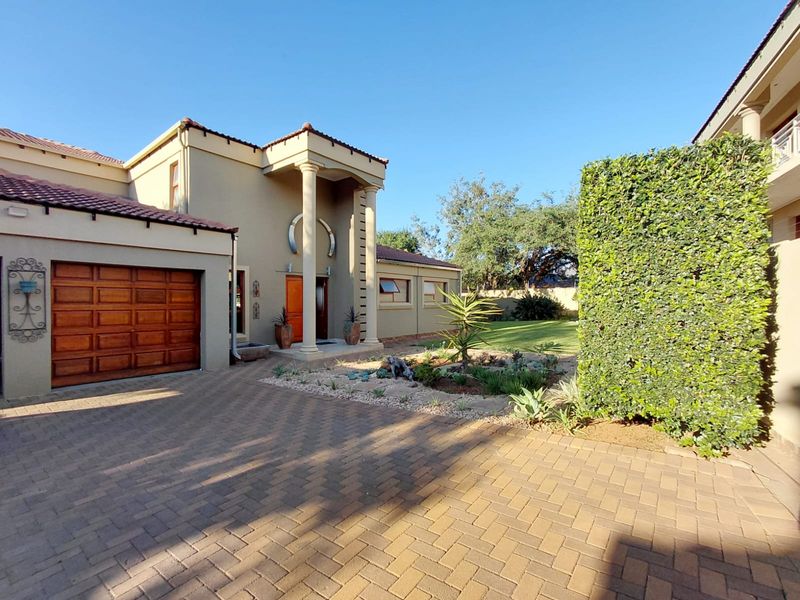 Beautiful 3 Bedroom Double-Storey Family Home in Bendor - Photo 2