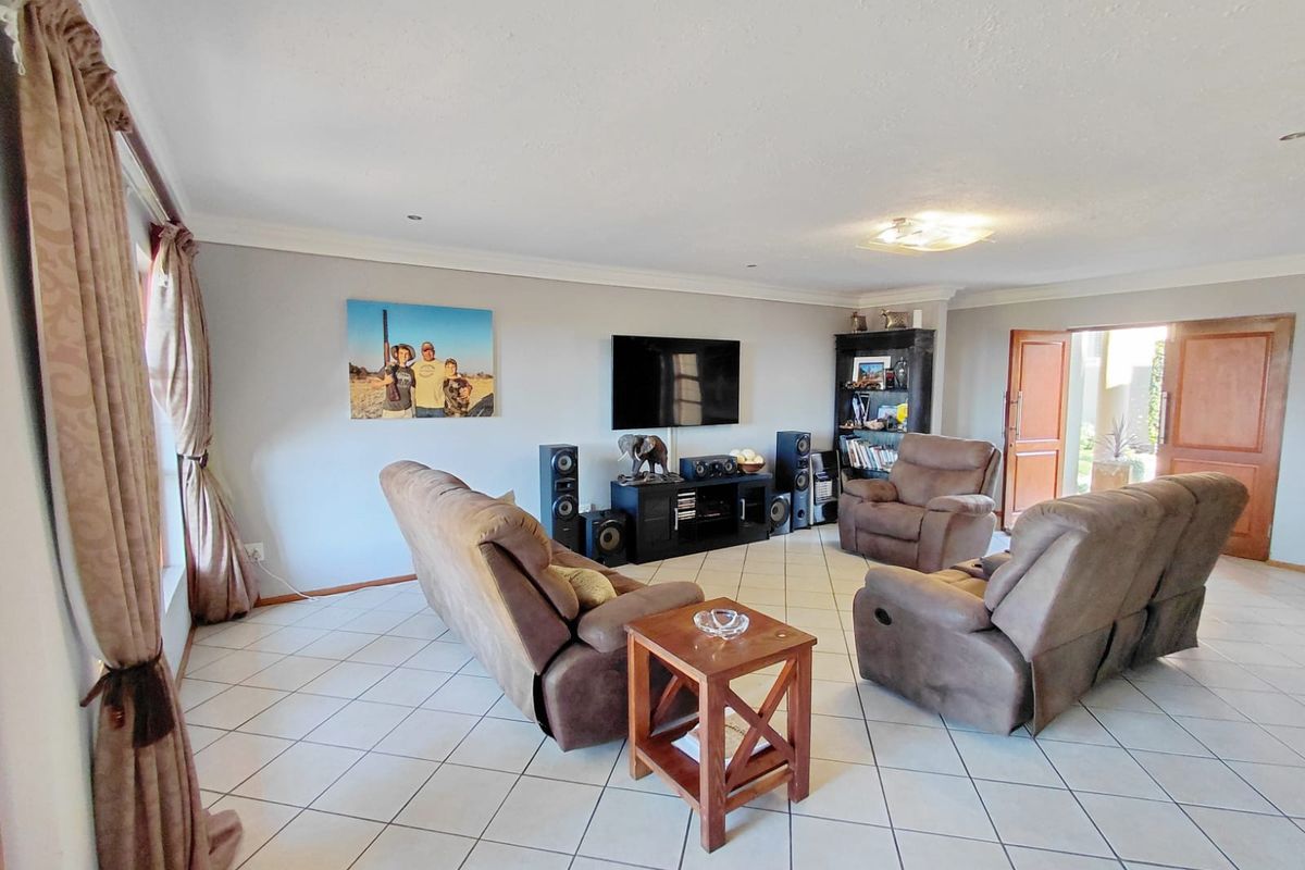 Beautiful 3 Bedroom Double-Storey Family Home in Bendor - Photo 4