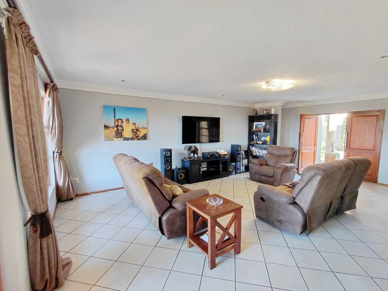 Beautiful 3 Bedroom Double-Storey Family Home in Bendor - Photo 4