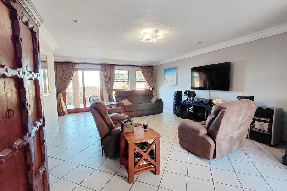 Beautiful 3 Bedroom Double-Storey Family Home in Bendor - Photo 3