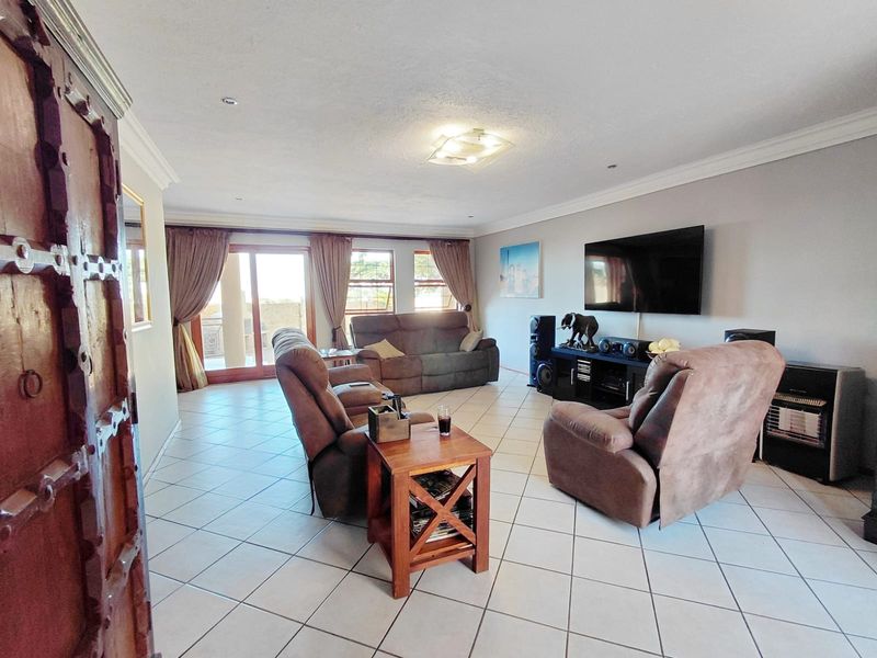 Beautiful 3 Bedroom Double-Storey Family Home in Bendor - Photo 3